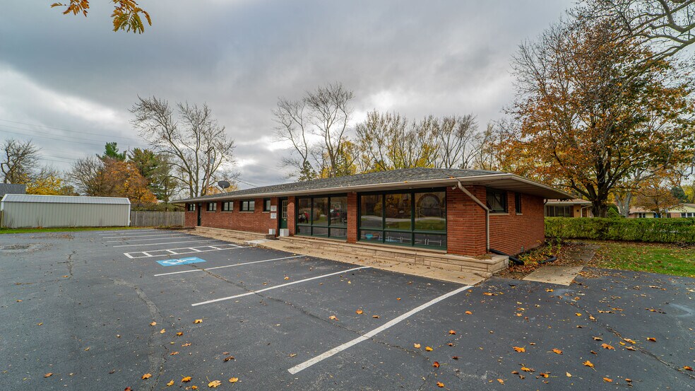 More Photos Of 705 N Main St, Kouts Office For Sale