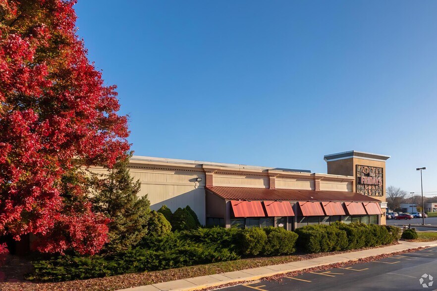 More Photos Of 301 Rocky Run Pky, Wilmington Restaurant For Lease