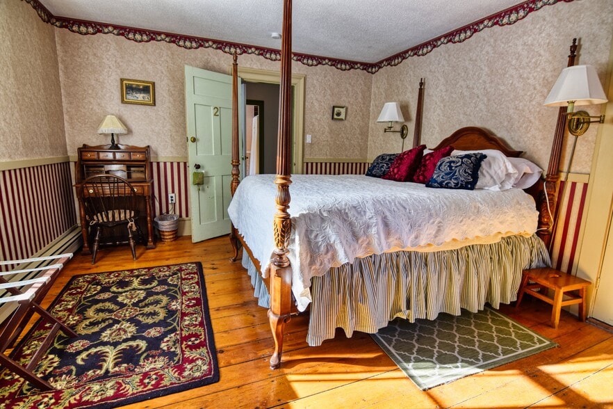 More Photos Of 27 Route 25, Plymouth Hospitality For Sale