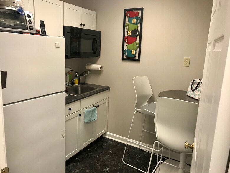 More Photos Of 10914 Patriot Hwy, Fredericksburg Storefront Retail Office For Lease