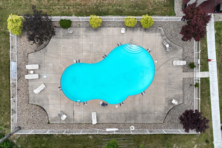 More Photos Of 5425 Clarkins Dr, Austintown Hotel For Sale