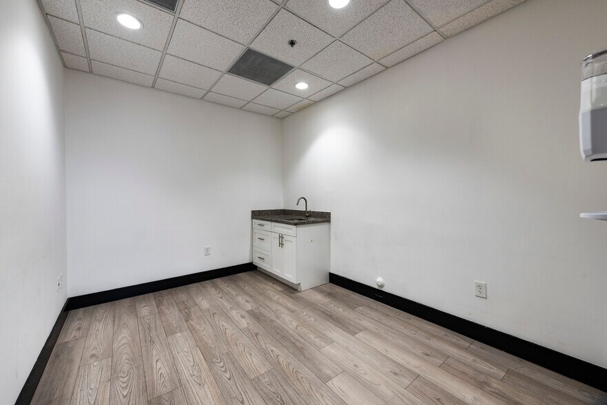 More Photos Of 6141 Sunset Dr, South Miami Medical For Lease