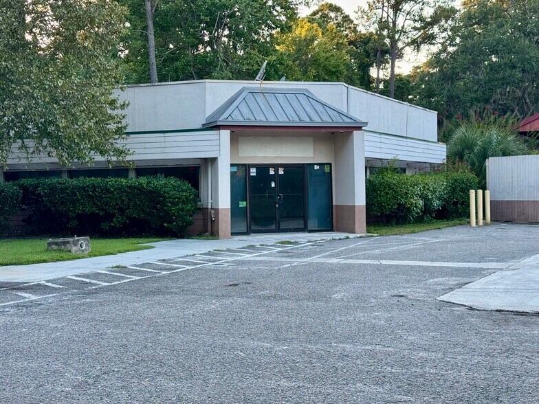 Primary Photo Of 3 Regency Pky, Hilton Head Island General Retail For Sale