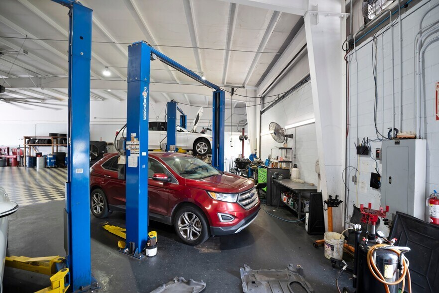 More Photos Of 2350 Us-17-92, Longwood Showroom For Sale