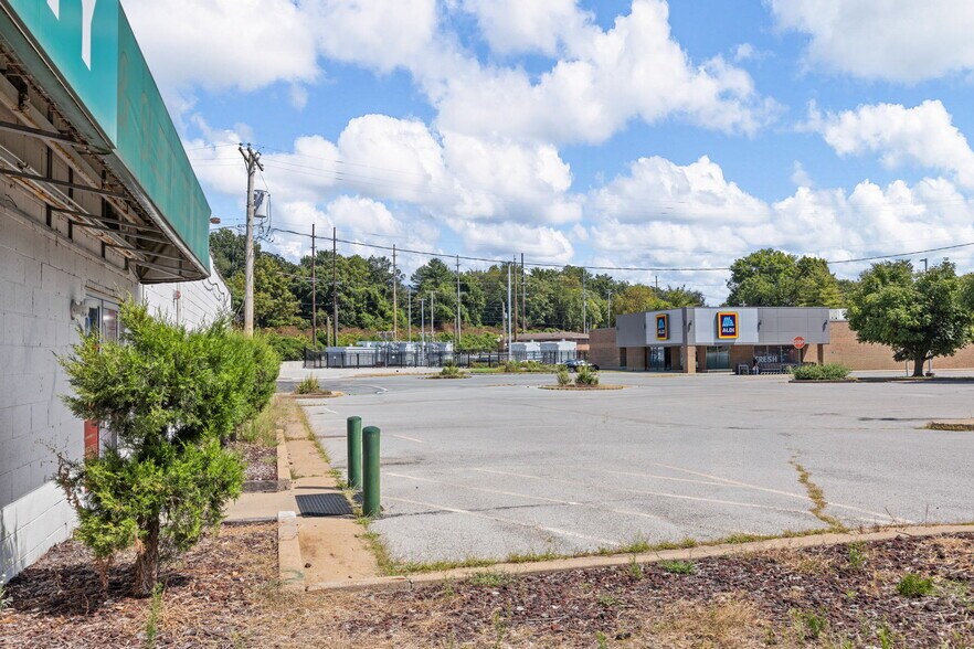More Photos Of 110 S Florissant Rd, Saint Louis Storefront For Sale