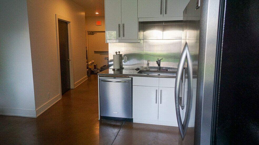 More Photos Of 106 Bagdad Ave W, Round Rock Office For Sale