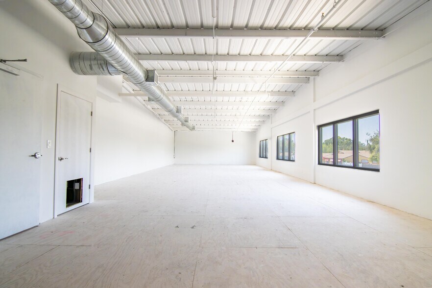 More Photos Of 2450 5th Ave S, Saint Petersburg Manufacturing For Lease