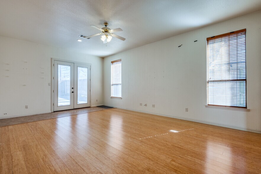 More Photos Of 2002 Moser Ave, Dallas Land For Sale