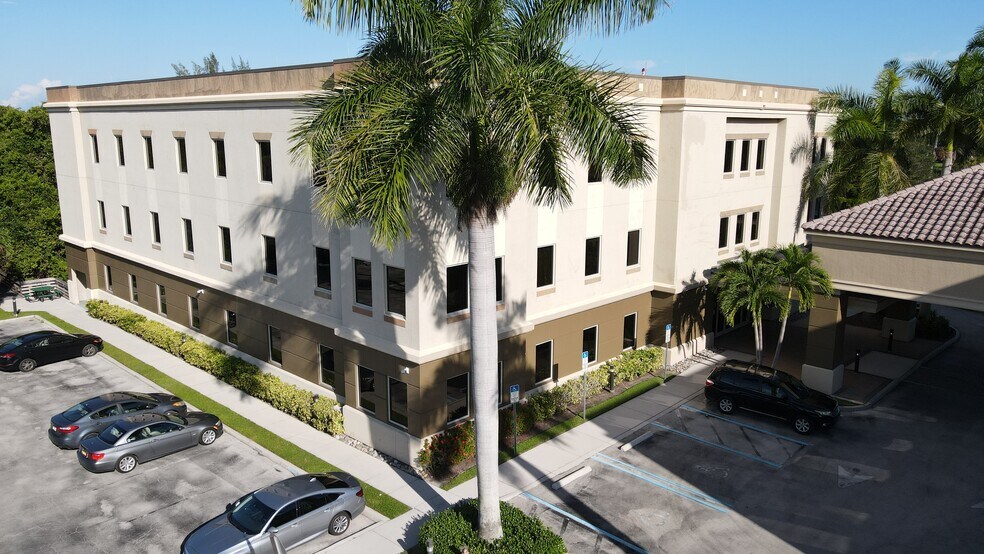 More Photos Of 704 Goodlette-Frank Rd N, Naples Unknown For Lease