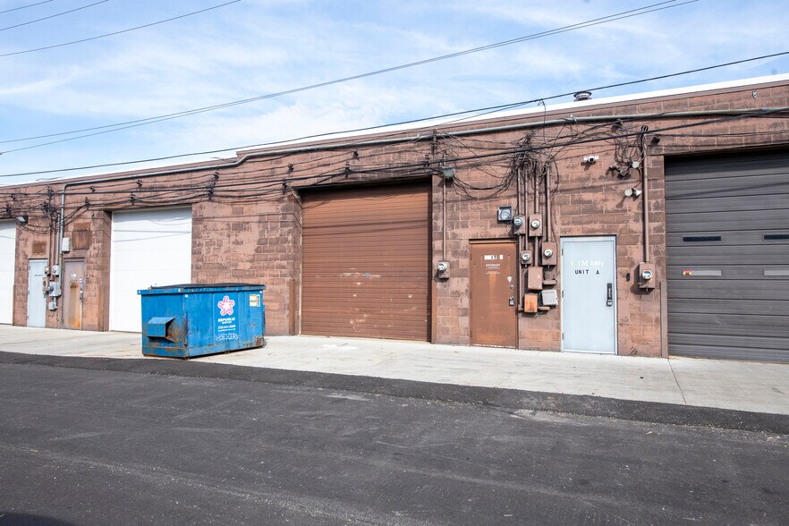 More Photos Of 7471 Tyler Blvd, Mentor Showroom For Lease