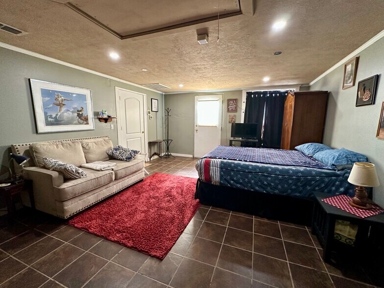 More Photos Of 101 N Waggoner St, Electra Flex For Sale