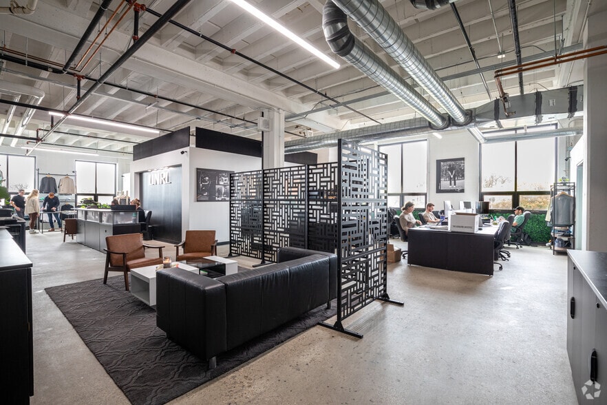 More Photos Of 2327 Wycliff St, Saint Paul Manufacturing For Lease