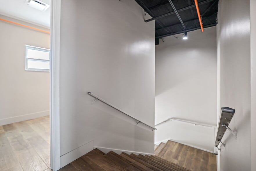 More Photos Of 10830 Navajo Dr, Saint Petersburg Showroom For Sale