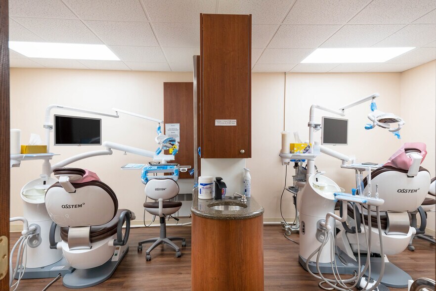 More Photos Of 5995-5997 Brockton Ave, Riverside Medical For Sale