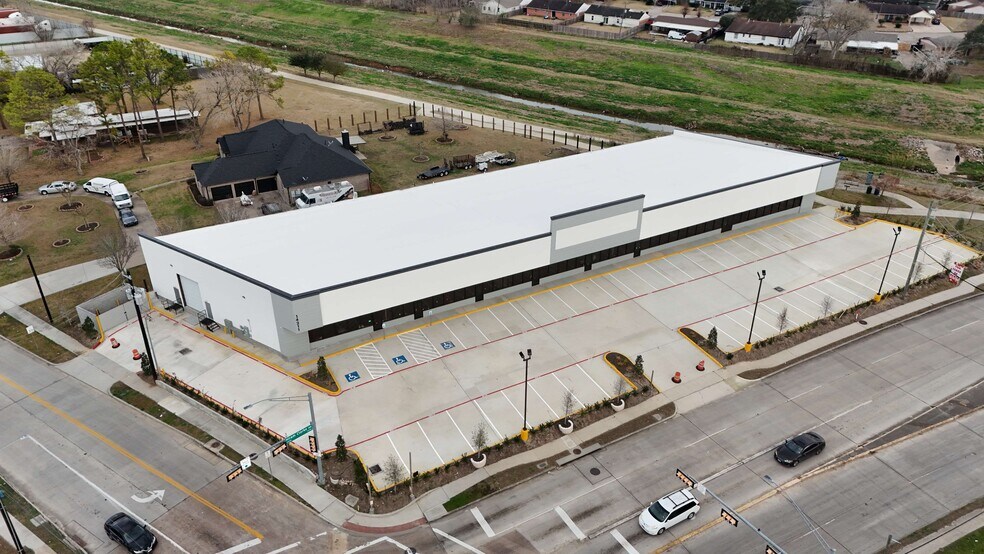 More Photos Of 14211 Hiram Clarke Rd, Houston Storefront For Lease