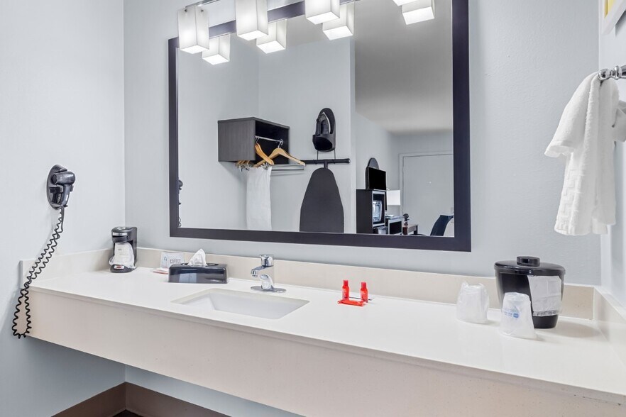 More Photos Of 2155 N 11th St, Beaumont Hotel For Sale