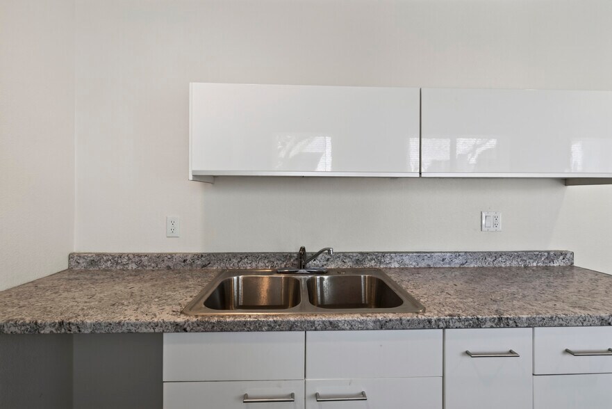More Photos Of 526-534 W 47th St, Los Angeles Apartments For Sale