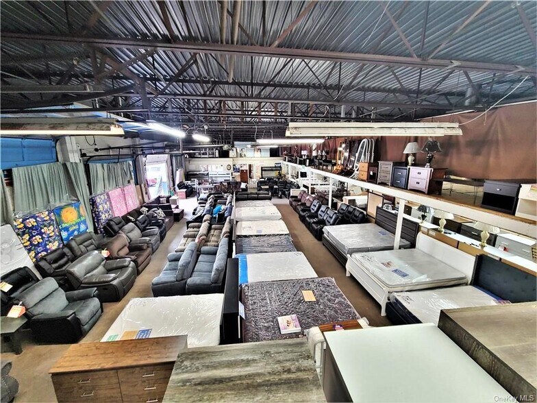 More Photos Of 186 E Broadway, Monticello Service For Sale