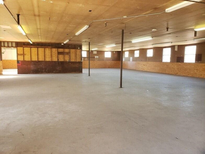 More Photos Of 185 S Titus St, Giddings Freestanding For Sale