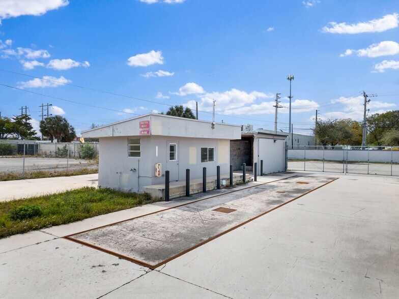 More Photos Of 4126 SW 47th Ave, Davie Service For Lease