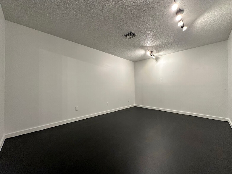 More Photos Of 2017 W Main St, Leesburg Office For Lease