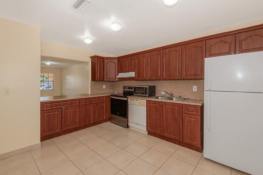 More Photos Of 4063-4065 SW 51st St, Fort Lauderdale Apartments For Sale