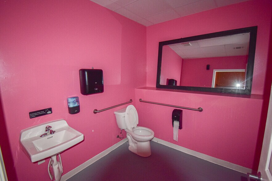 More Photos Of 4550 Station Cir, Northport Freestanding For Lease