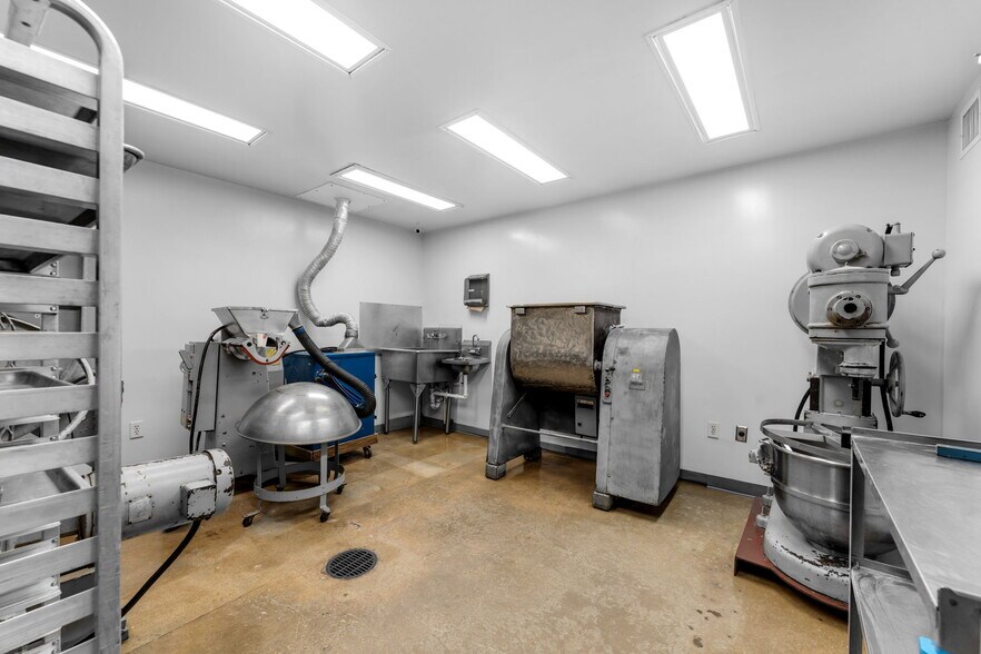 More Photos Of 7155-7159 NW 77th Ter, Miami Warehouse For Sale