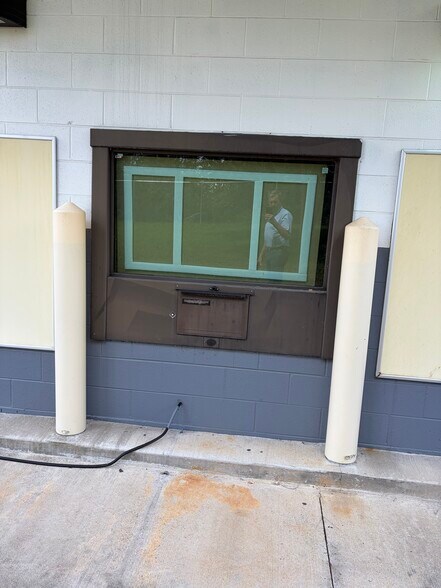 More Photos Of 400 Washington Ave, Mansfield Freestanding For Lease