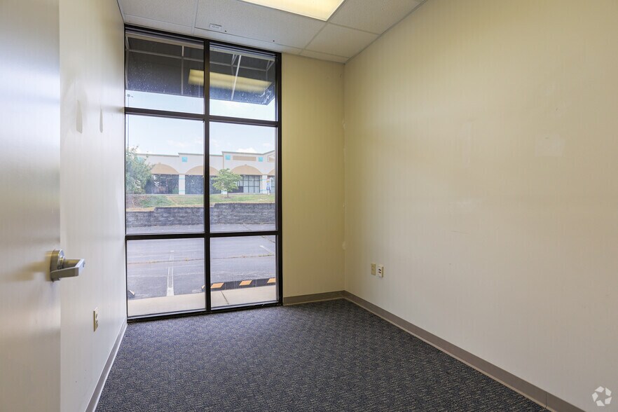 More Photos Of 3176 Linden Dr, Bristol Freestanding For Sale