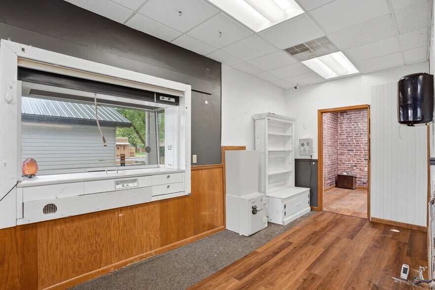 More Photos Of 118 Main st, Blackwater Office For Sale