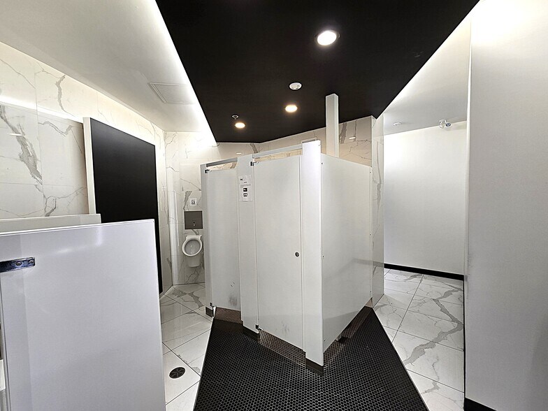 More Photos Of 2222 Boul Dagenais O, Laval Light Distribution For Sale