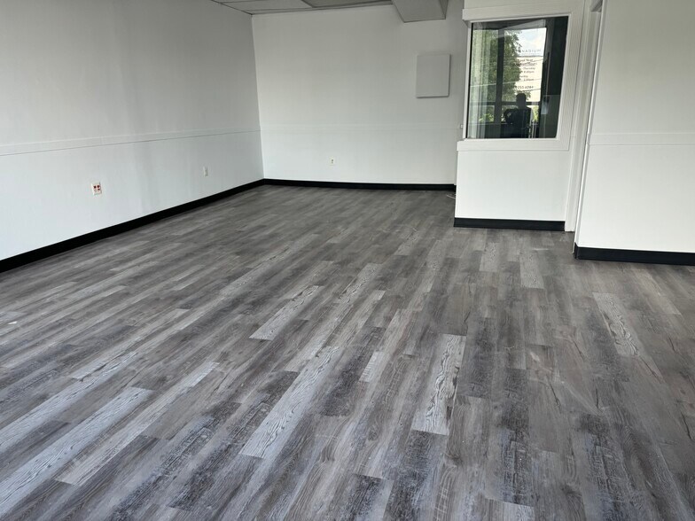 More Photos Of 302 Maple Ave W, Vienna Storefront Retail Office For Lease