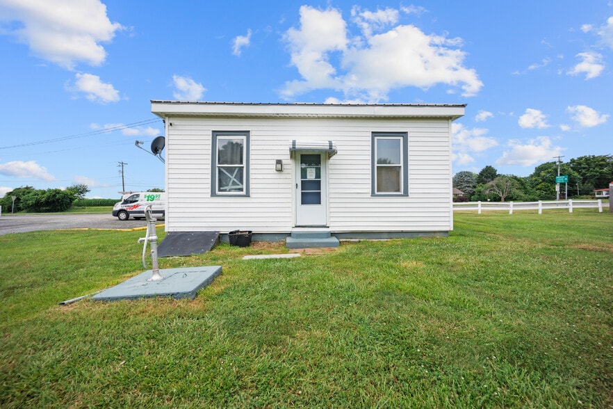 More Photos Of 2516-2518 N Dupont Pky, Middletown Freestanding For Sale