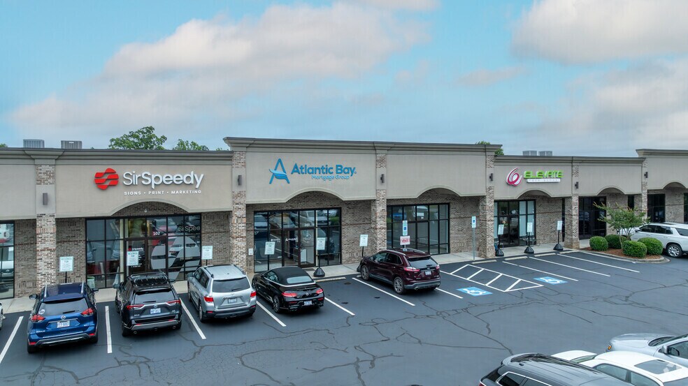 More Photos Of 131 Crosslake Park Dr, Mooresville Storefront For Lease