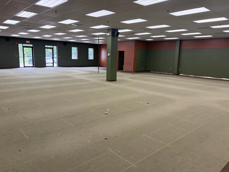 More Photos Of 522 Amherst St, Nashua Showroom For Lease