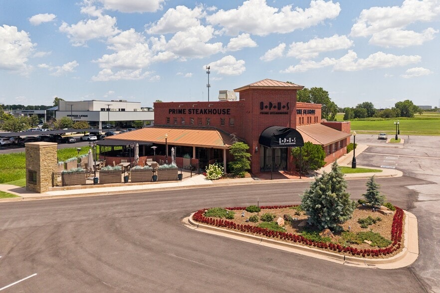 More Photos Of 800 W Memorial Rd, Oklahoma City Restaurant For Sale