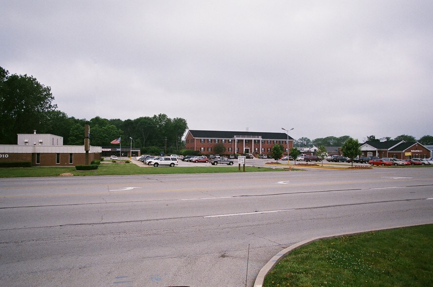 More Photos Of 910 N Shadeland Ave, Indianapolis Office For Lease