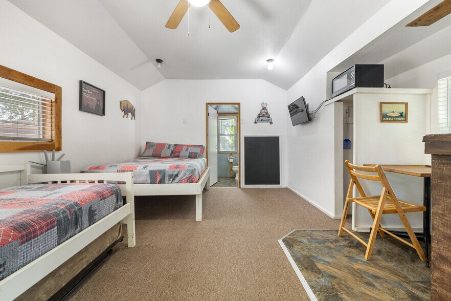 More Photos Of 621 Court St, Jasper Trailer Camper Park For Sale