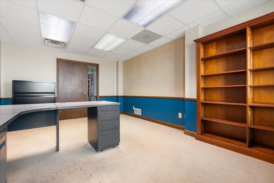 More Photos Of 601 Avery St, Parkersburg Office For Sale