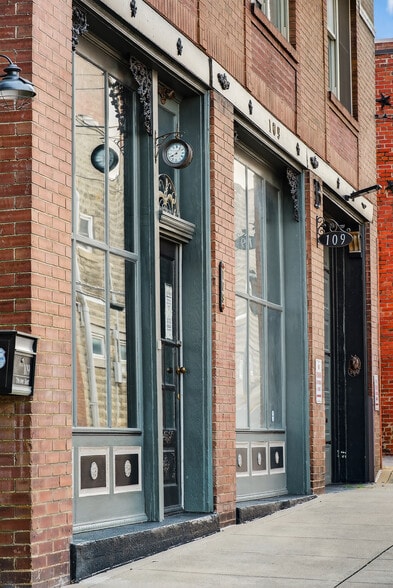 More Photos Of 109 7th Ave E, Springfield Flex For Sale