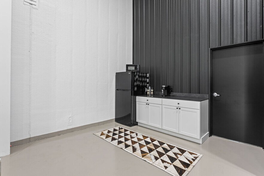 More Photos Of 3455 Centerpoint Dr, Grove City Warehouse For Lease