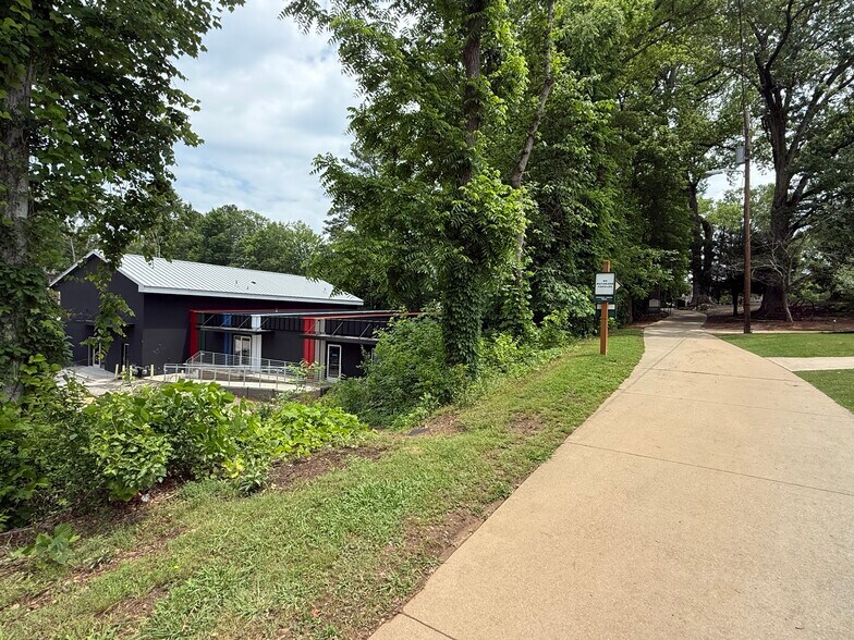 More Photos Of 115 Mill St, Woodstock Freestanding For Lease