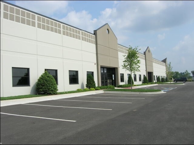 More Photos Of 2654 Corporate Pky, Algonquin Distribution For Lease
