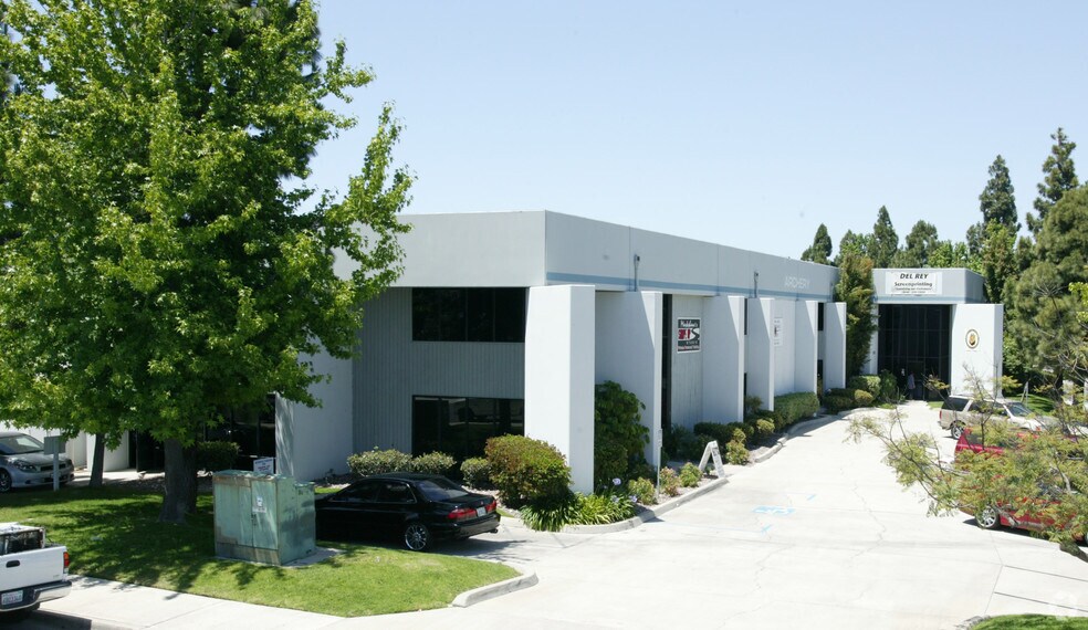 More Photos Of 8390 Miramar Pl, San Diego Warehouse For Lease