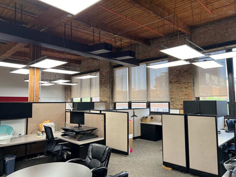 More Photos Of 1100-1114 W Monroe St, Chicago Showroom For Lease