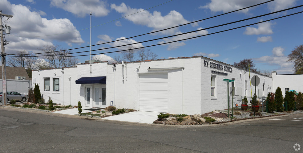 Primary Photo Of 3 Secatoag Ave, Port Washington Coworking Space