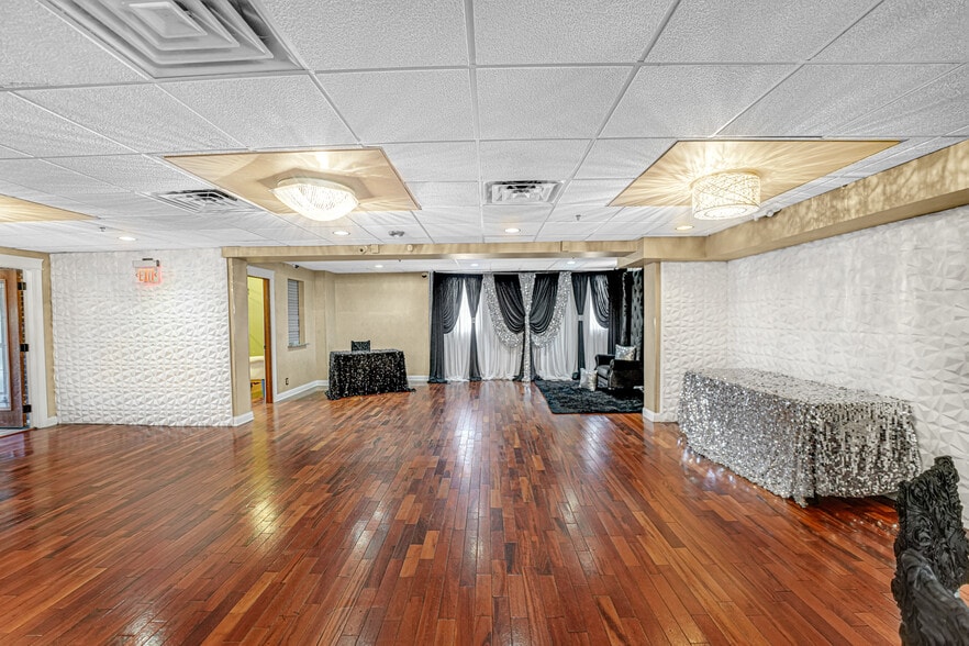 More Photos Of 2701 W 87th St, Evergreen Park Restaurant For Sale