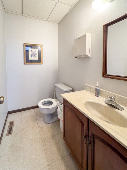 More Photos Of 3540 N Belt W, Belleville Medical For Sale