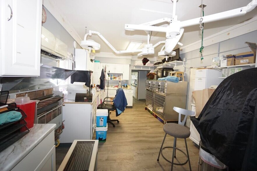 More Photos Of 25580 Lakeland Blvd, Euclid Veterinarian Kennel For Sale